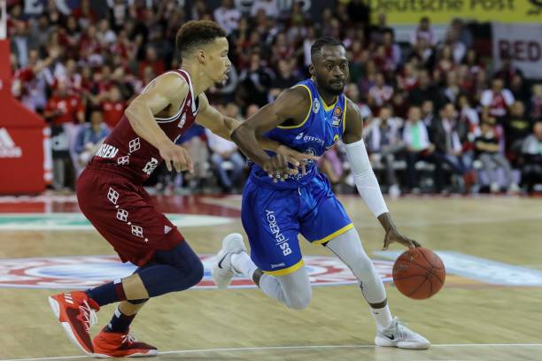 远射进球背 远射进球背